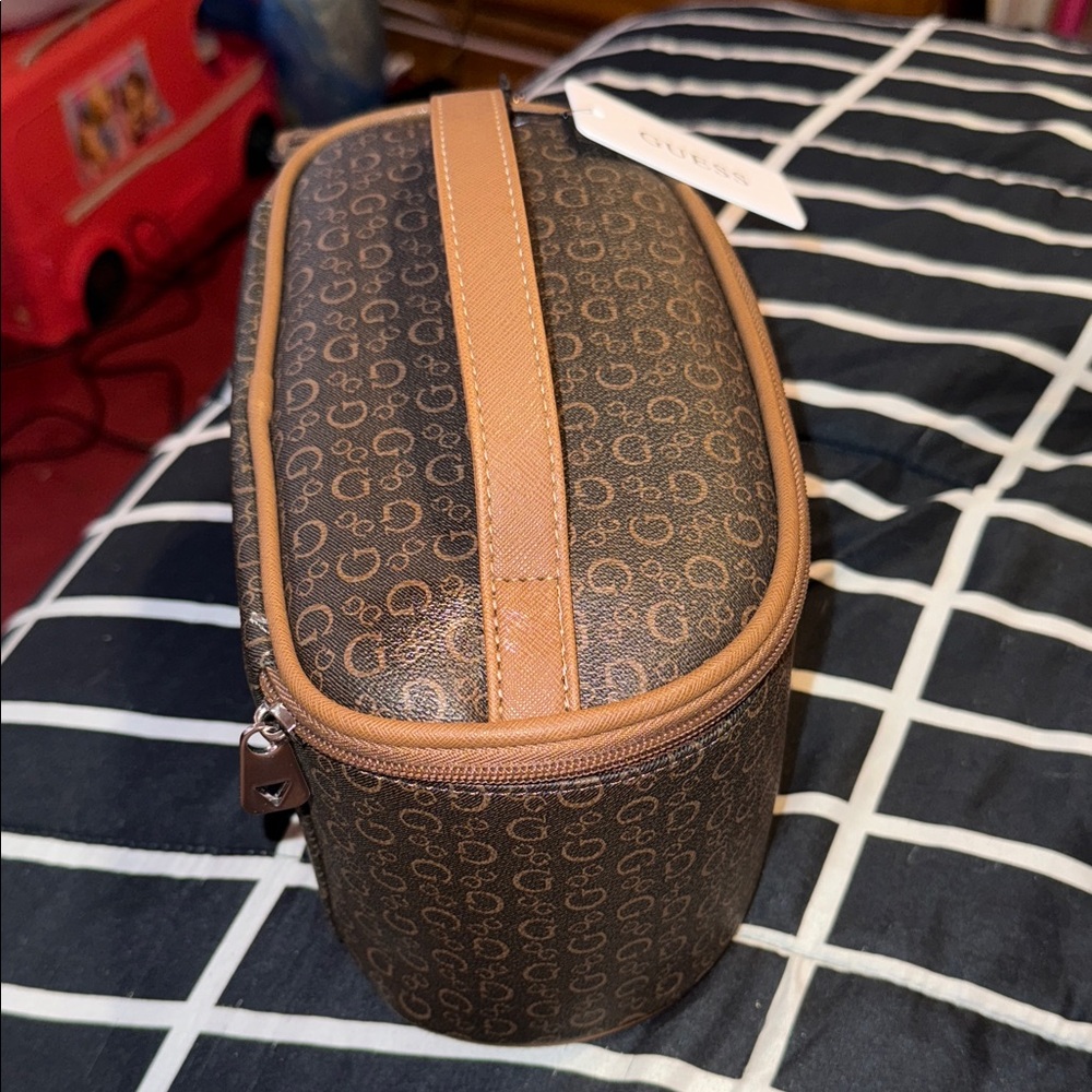 GUESS Brown Monogram Cosmetic/ Travel Case with Tan/Natural Trim and side Pouch - Picture 4 of 8